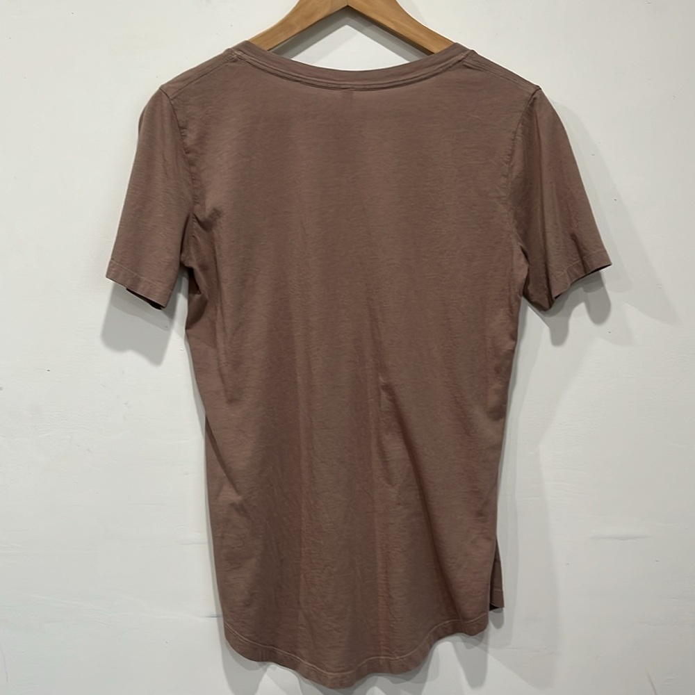 Aritzia Babaton Vneck Foundation short sleeve tee top in Deep Taupe Oversized XS - Picture 5 of 8